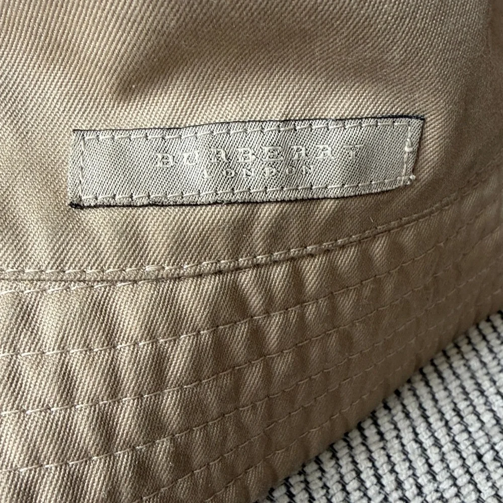 Burberry Khaki-Tan Bucket Hat with Subtle Logo Patch reversible - Picture 2 of 3